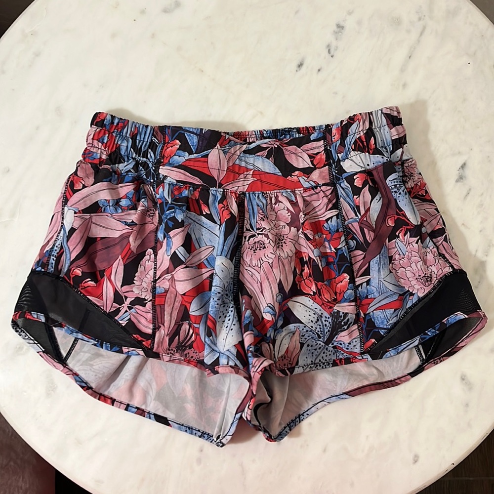 Lululemon Hotty Hot low-rise 2.5” Floral shorts